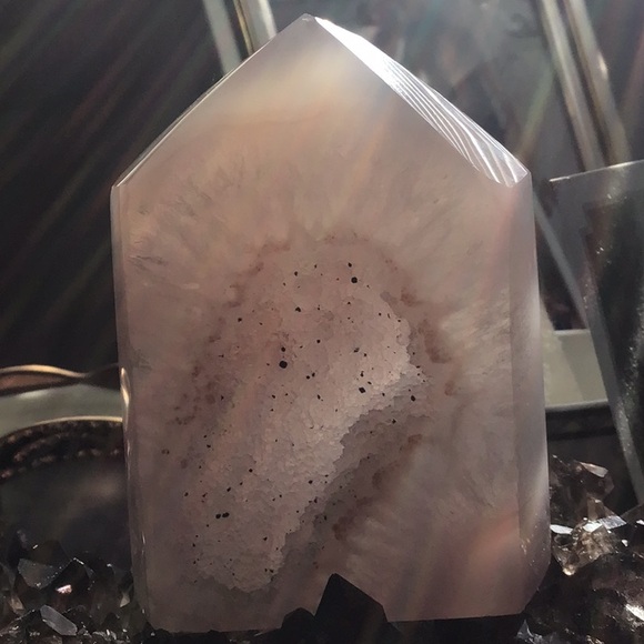 Druzy agate stand polished pale purples and pinks - Picture 5 of 7